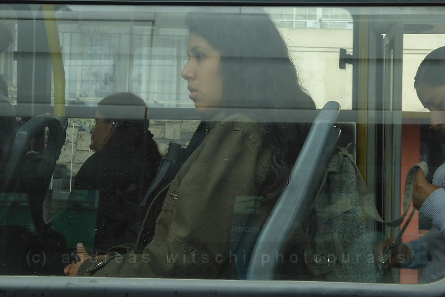 Mujer Joven En El Autobús