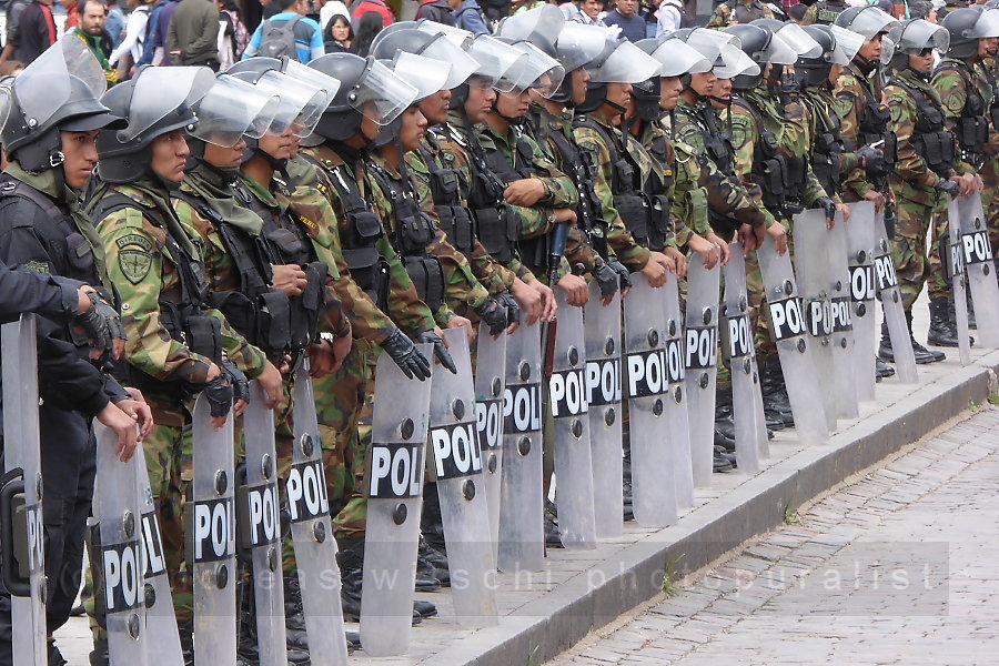 la manifestación y la fuerza policial