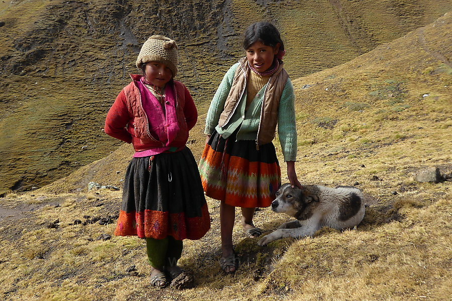 dos hermanas con el perro