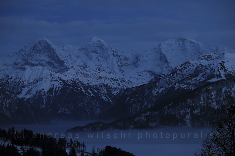 dreigestirn der berner alpen zur blauen stunde (eiger, mönch und jungfrau)